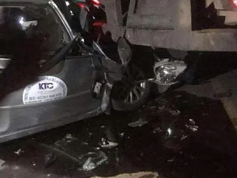 Xe con va chạm xe đầu kéo dừng đỗ ven đường, 5 người trong gia đình thương vong