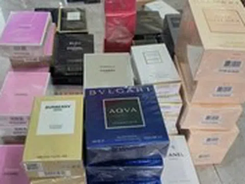 Công an TP.HCM triệt phá băng nhóm mua bán hơn 10.000 chai nước hoa Chanel, Bvlgari, Dior... giả