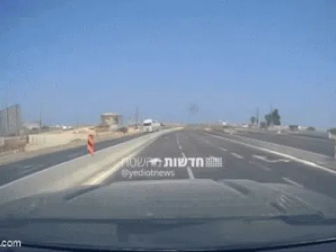 Khoảnh khắc tên lửa Iran vượt lưới phòng không Israel, gây nổ lớn