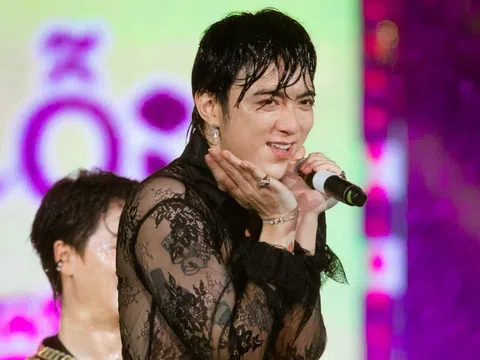 Manwah xin lỗi vì mở 'Trình' đón khách 'Anh trai vượt ngàn chông gai'
