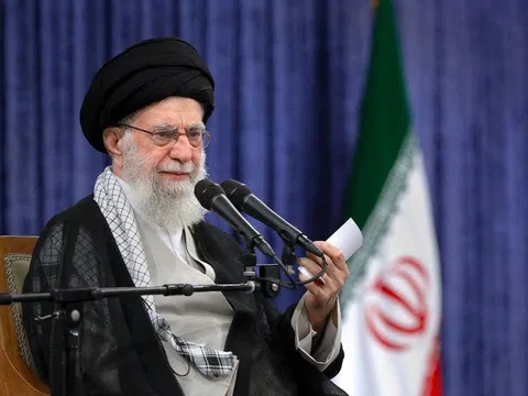 Iran tuyên bố không đầu hàng giữa lúc "nước sôi lửa bỏng"