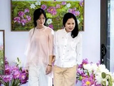 Đến gallery chỉ trưng bày một bức tranh sen
