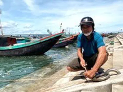 Luồng lạch bồi lấp, ngư dân gặp khó đưa tàu thuyền vào cảng cá mới xây dựng