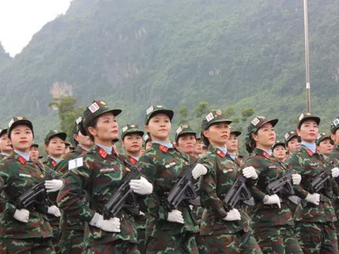 Ngắm các nữ chiến sĩ quân đội xinh đẹp luyện tập diễu binh, diễu hành