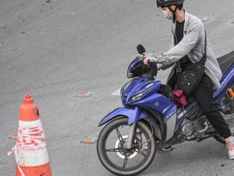 Tài xế lúng túng với hàng rào phân làn trên 2 tuyến đường vành đai Hà Nội