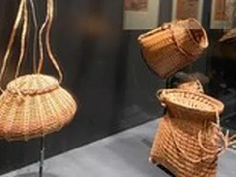 Giỏ cua, giỏ cá vào không gian trang trọng của Bảo tàng Mỹ thuật Việt Nam