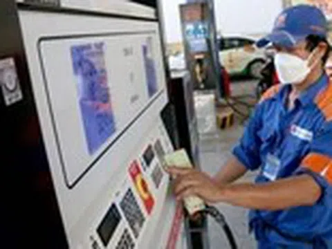 Giá xăng dầu đảo chiều: Chiết khấu từ 0 lên hơn 1.000 đồng/lít, thiếu hàng rồi 'xả hàng'