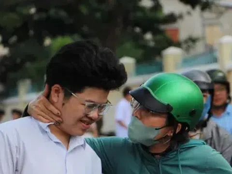 Sỹ tử, thầy chùa, chiến sỹ... những khoảnh khắc lặng người trong mùa thi tốt nghiệp