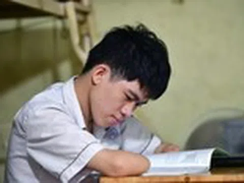 Gia Lâm đi thi tốt nghiệp, không bàn tay nhưng không muốn phiền thầy cô viết bài thay