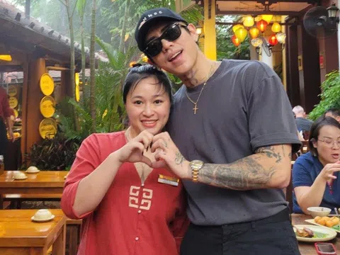Sao Hàn Quốc thích thú ăn bánh xèo, chả cá khi đến Hà Nội biểu diễn