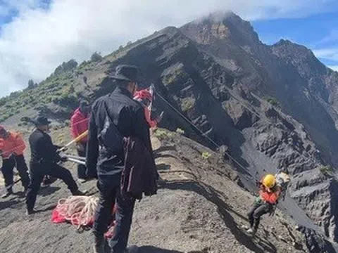 Nữ du khách rơi vào khe núi lửa Indonesia tử vong, 4 ngày sau mới tìm được
