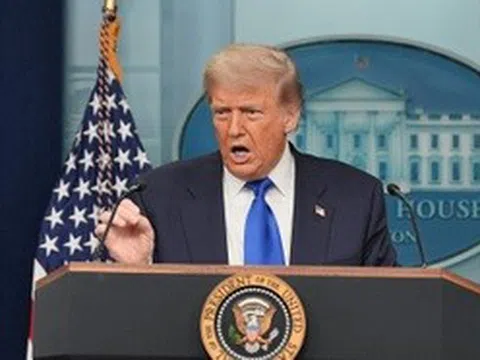 Ông Trump cảnh báo tiếp tục ném bom Iran