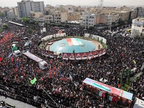 "Biển người" Iran tiễn đưa các tướng cấp cao, nhà khoa học bị Israel hạ sát