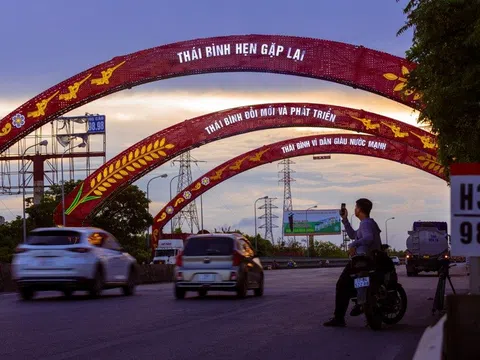 Khoảnh khắc chụp cổng chào "Thái Bình hẹn gặp lại" tạo nhiều cảm xúc