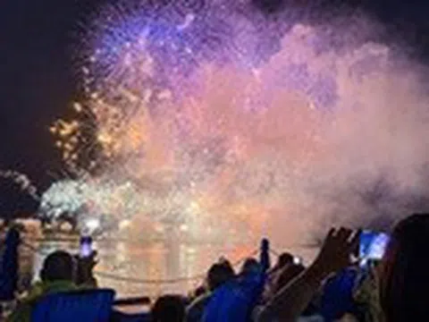 Người dân đội mưa xem pháo hoa mừng Đà Nẵng - Quảng Nam 'về một nhà'