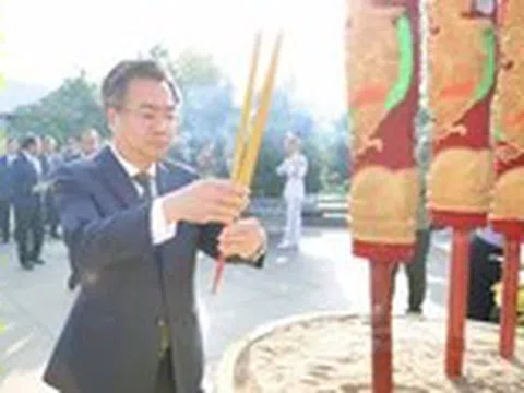 Lãnh đạo TP.HCM dâng hương, dâng hoa tưởng nhớ cố Tổng Bí thư Nguyễn Văn Linh