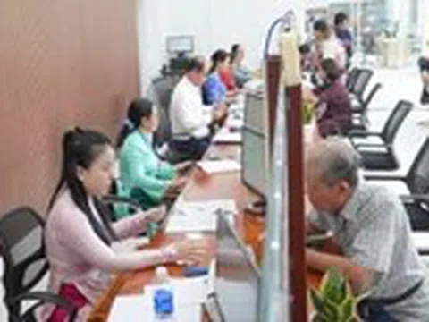 Ngày đầu vận hành chính quyền 2 cấp ở miền Trung, dân làm thủ tục đông tới trưa