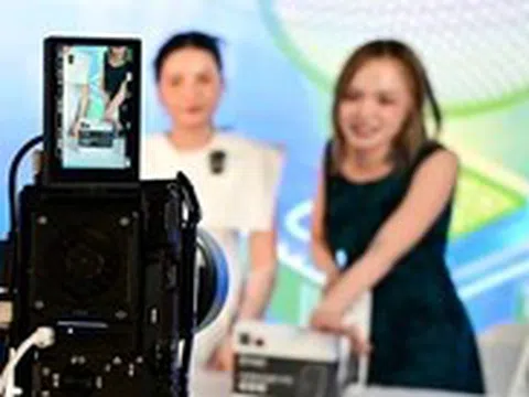 Bán hàng qua livestream: Chốt đơn từ bó rau vài ngàn đến siêu xe tiền tỉ