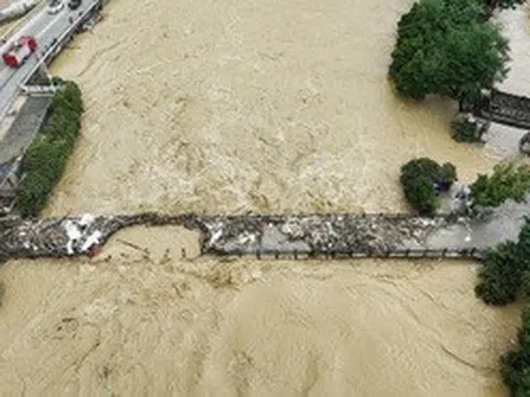 Trung Quốc: Mưa lớn kỷ lục gây ngập lụt, hàng chục nghìn người phải sơ tán