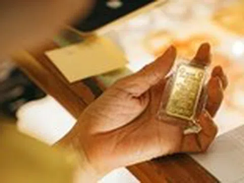 Giá vàng tăng vọt, tiến sát 121 triệu đồng/lượng