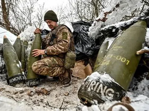 Ukraine tìm cách xoay xở khi Mỹ dừng cấp vũ khí