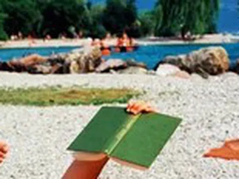 Đọc sách trên bãi biển, ảo vọng giữa mùa hè hay cách đơn giản để tìm lại chính mình?