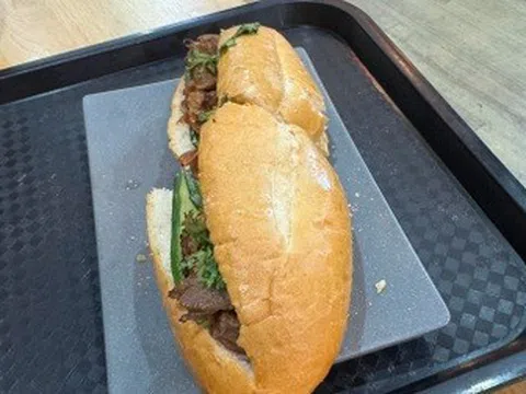 Bánh mì 208.000 đồng ở Nội Bài, khách than đắt hơn ở sân bay quốc tế