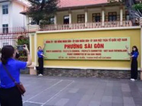 Trụ sở phường Sài Gòn thu hút người dân đến check-in