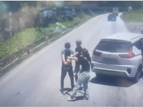 Vụ người đàn ông cầm vật giống súng bước xuống từ ô tô 7 chỗ đe dọa tài xế xe tải: Tiết lộ nguồn cơn