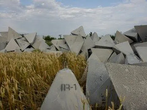 Nga thay đổi chiến thuật tấn công, Ukraine dựng chiến hào cáo đối phó