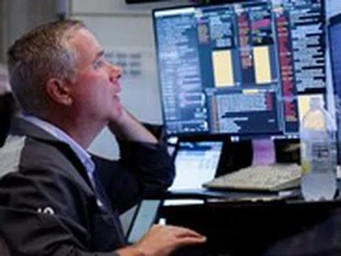 Chứng khoán Mỹ lao dốc, đồng USD tăng giá sau khi ông Trump đăng thư thuế quan