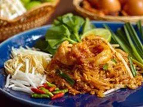 Đầu bếp nhà hàng 3 sao Michelin chỉ cách nấu pad Thái được yêu thích hơn 1 thế kỷ