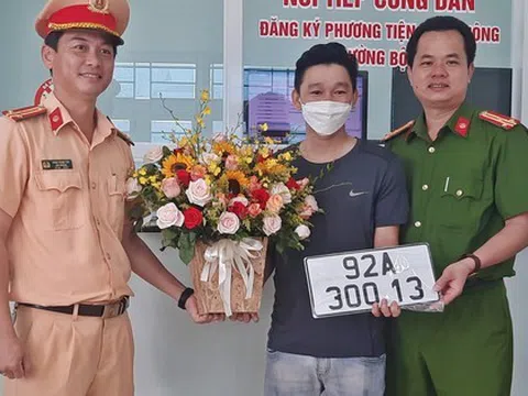 Người dân Đà Nẵng bấm ngẫu nhiên để được cấp biển số xe 92 hoặc 43