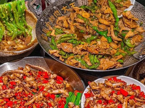 Tranh cãi quán thịt xào tuyển bồi bàn cần bằng đại học, lương 20 triệu đồng
