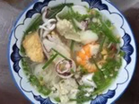 Quán hủ tiếu hải sản số 7 Vũng Tàu đông nghẹt khách cuối tuần, 'tái sinh' sau dịch