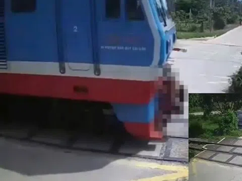 Camera ghi lại khoảnh khắc người đàn ông “đứng im khi tàu hỏa lao tới”