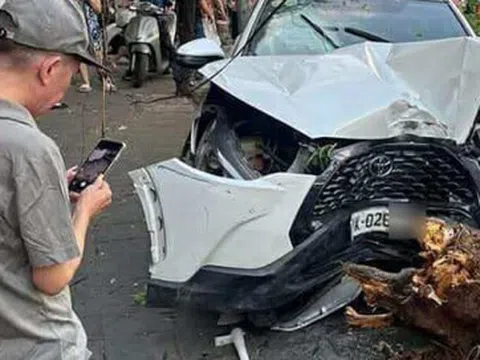 Ô tô tông loạt xe máy ở Hà Nội, 6 người bị thương