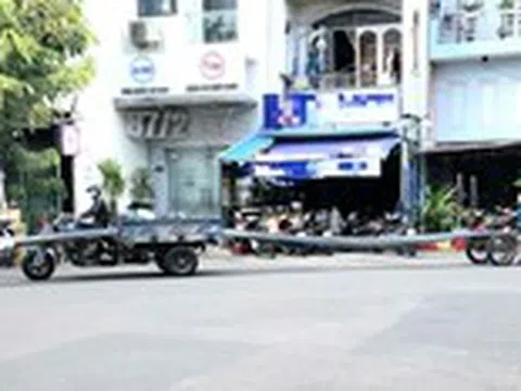 Hãi hùng xe lôi tự chế chở bó sắt 10m, chiếm hết đường ở TP.HCM