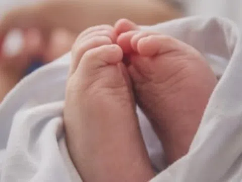 Bộ Y tế đề xuất hỗ trợ tiền mặt, hiện vật với gia đình sinh hai con gái