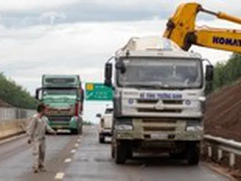 Xe đầu kéo, ô tô chạy nườm nượp trên cao tốc chưa khai thác, công nhân vừa làm vừa run