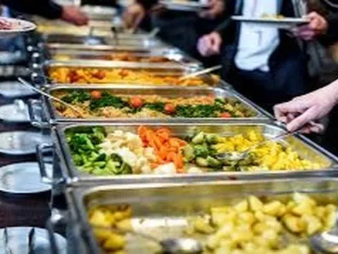 Du khách "vét sạch" đồ ăn sáng của khách sạn làm bữa trưa cho tiết kiệm