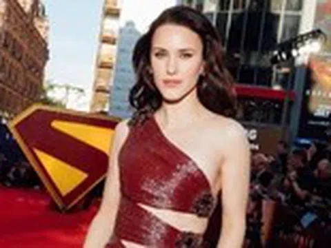 Rachel Brosnahan của Superman: Gu thời trang thảm đỏ như siêu năng lực