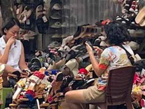 Sau 1 tháng đóng cửa im ỉm, hàng quán trên phố cổ Hà Nội mở bán trở lại