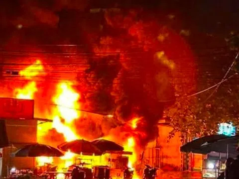Cháy cây xăng, lửa ngùn ngụt kèm theo nhiều tiếng nổ lớn