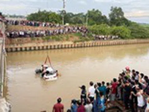 Hiện trường vụ ô tô tông hai xe máy rơi sông, tìm thấy thi thể bé trai