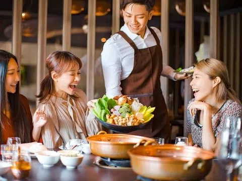 Quán thịt rán Trung Quốc tuyển bồi bàn 'phải có bằng đại học'