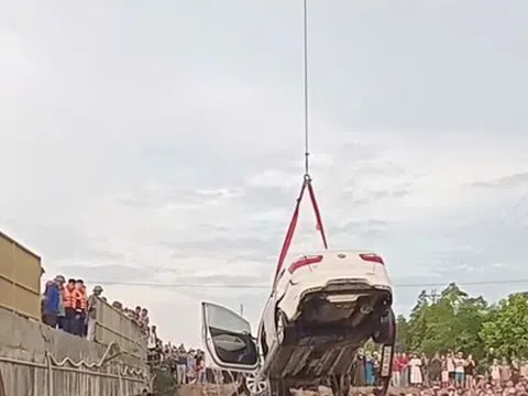 VIDEO: Khoảnh khắc trước khi ô tô tông 2 xe máy rồi lao xuống sông, 6 người thương vong