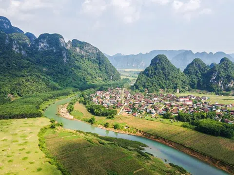 Các yếu tố ảnh hưởng đến thu nhập của các hộ dân kinh doanh du lịch khai thác văn hóa địa phương tại làng Tân Hóa, tỉnh Quảng Trị