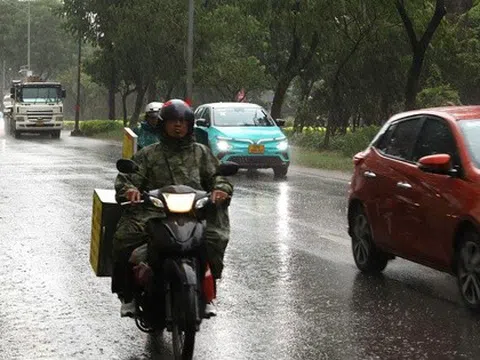 Mưa lớn trút xuống TP HCM kèm gió giật mạnh