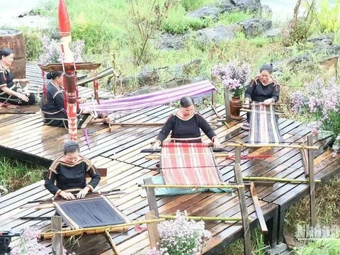 Thổ cẩm Jrai: Tiếp cận mới cho phát triển phụ kiện thời trang đương đại